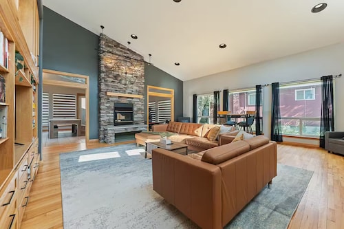 Riverfront City Escape w/Hot Tub, 2 King, Gym, Sleeps 12, Firepit, Kayaks