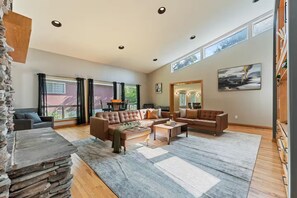 Una Smart TV, una chimenea, una mesa de tenis de mesa, libros