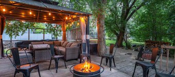 Riverfront City Escape w/Hot Tub, 2 King, Gym, Sleeps 12, Firepit, Kayaks