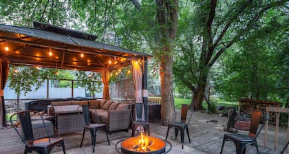 Riverfront City Escape w/Hot Tub, 2 King, Gym, Sleeps 12, Firepit, Kayaks