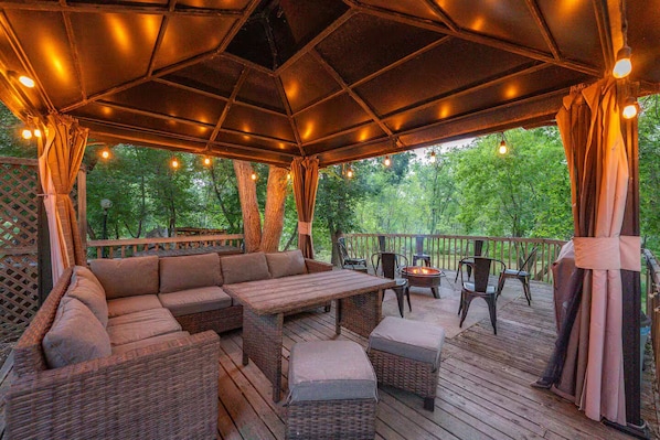 Outdoor dining - Riverfront City Escape w/Hot Tub, 2 King, Gym, Sleeps 12, Firepit, Kayaks (Winnipeg)