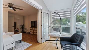 4 bedrooms, desk, iron/ironing board, travel cot