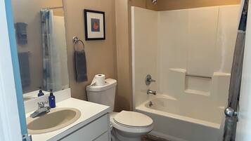 Hårtork, handdukar, tvål och toalettpapper