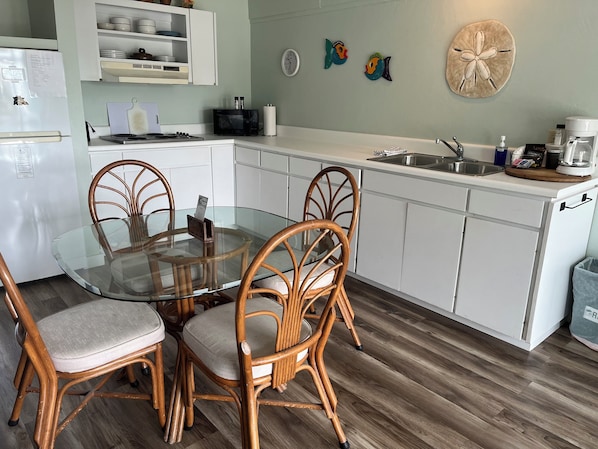 Dining - Relaxing Simple Condo 226 (Cedar Key)