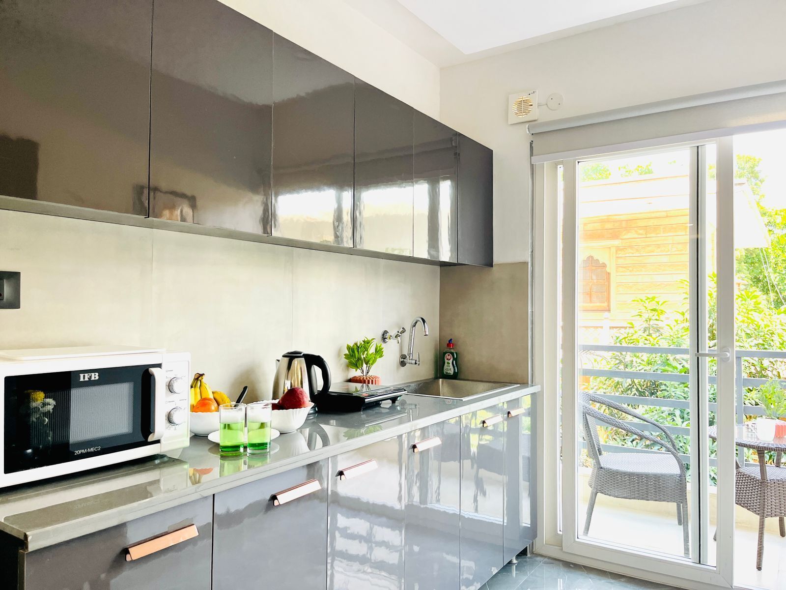 Microwave, oven, dishwasher, cookware/dishes/utensils