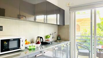 Microwave, oven, dishwasher, cookware/dishes/utensils