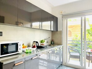 Microondas, horno, lavavajillas, utensilios de cocina