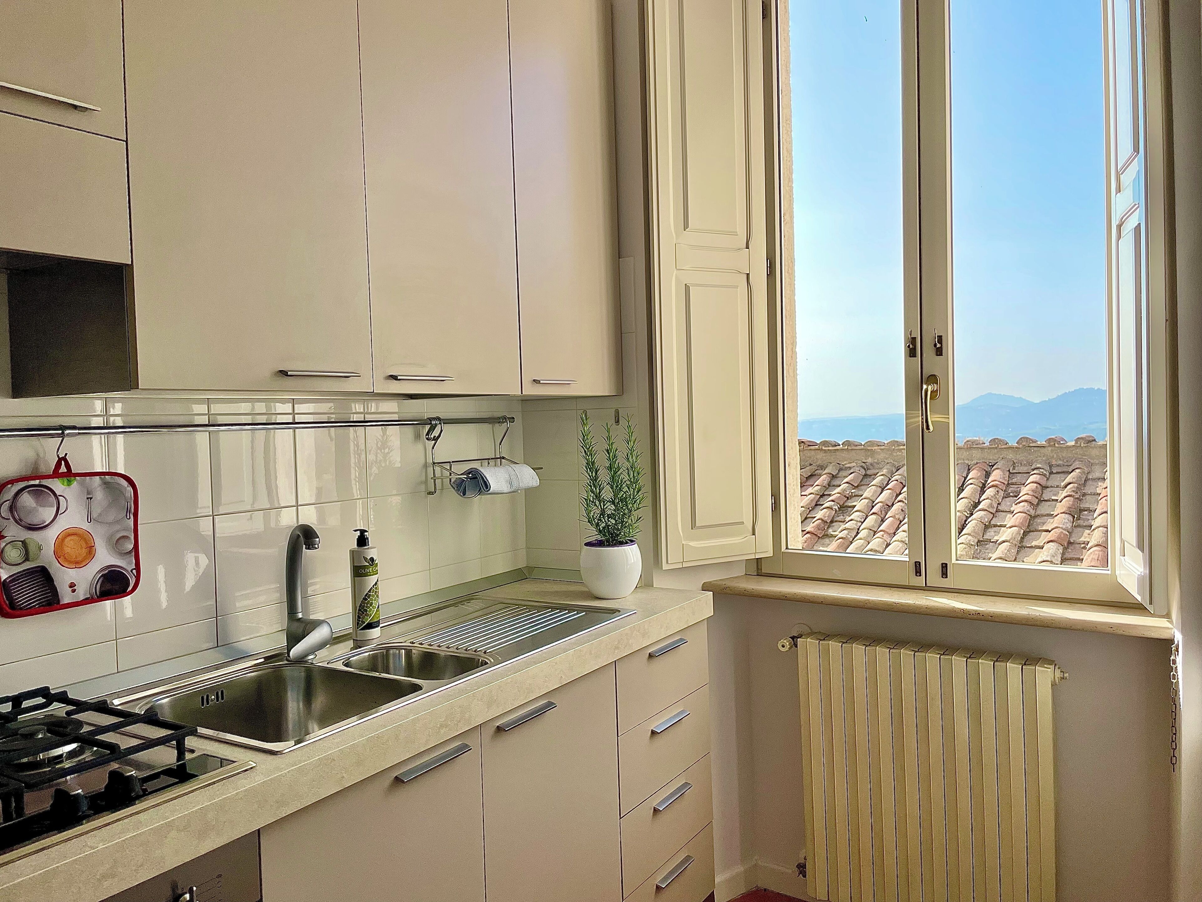 Kühlschrank, Ofen, Geschirrspüler, Wasserkocher mit Kaffee-/Teezubehör