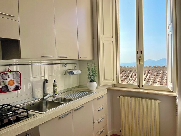 ثلاجة، فرن، غسالة أطباق، ماكينة لصنع القهوة/الشاي