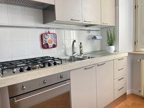 ثلاجة، فرن، غسالة أطباق، ماكينة لصنع القهوة/الشاي