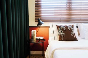 Tabla de planchar con plancha, wifi y ropa de cama