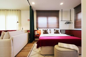 Tabla de planchar con plancha, wifi y ropa de cama 