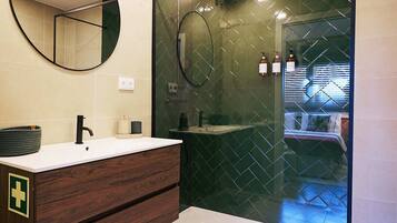 Douche, sèche-cheveux, serviettes fournies, savon