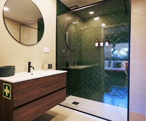 Douche, sèche-cheveux, serviettes fournies, savon