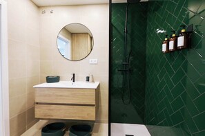 Regadera, secadora de cabello, toallas, jabón