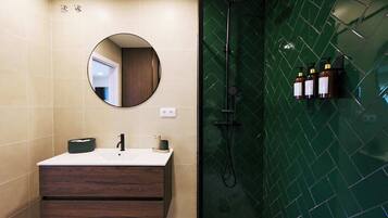 Een douche, een haardroger, handdoeken, zeep