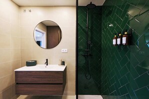 تجهيزات دش، مجففات شعر، مناشف، صابون