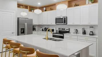 冷蔵庫、電子レンジ、オーブン、コンロ