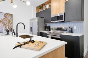 Refrigerador, microondas, horno y parrilla de estufa 