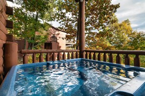 Outdoor spa tub - Sky Vista Lodge! Amazing View / 13 Bedrooms / Sleeps 54 (Sevierville)