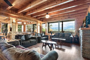 Smart TV, chimenea, futbolito