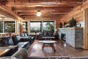 スマートテレビ、暖炉、テーブルサッカー台