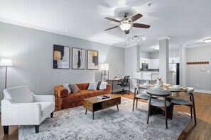 Smart TV, ping pong, computer monitors, printers - FIFA World Cup King Suite | Rooftop Pool | Gym | Private Balcony | Midtown ATL (Atlanta)