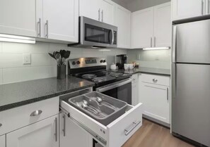 Een koelkast, een magnetron, een oven, een kookplaat