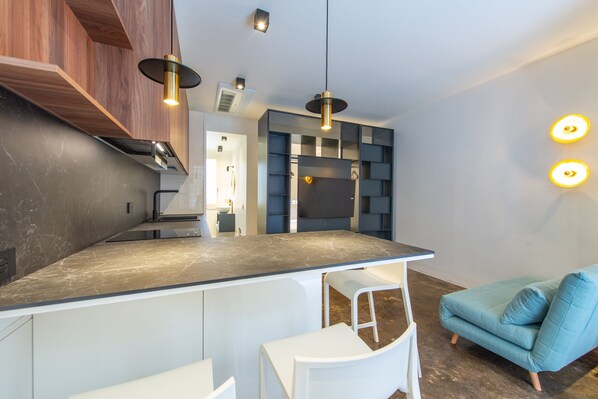 Superior Studio, Multiple Beds, Courtyard View | Living area