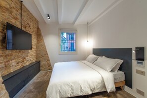 Estudio Deluxe, varias camas, vista al patio | Caja de seguridad en la habitación y escritorio 