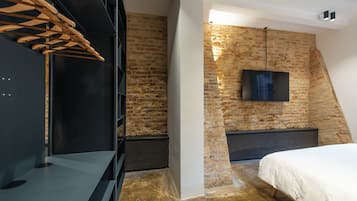 Deluxe Studio, 1 Queen Bed with Sofa bed, Courtyard View | In-room safe, desk, laptop workspace, blackout drapes