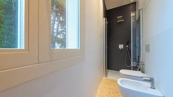 Chambre Deluxe, vue ville | Salle de bain | Douche, douche à « effet pluie », articles de toilette écologiques