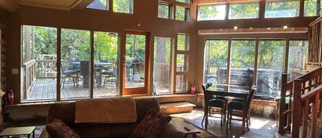 Smart TV, chimenea, videojuegos y libros