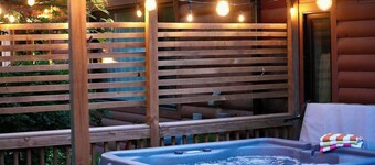 Wooded Oasis: Pickleball, Hot Tub, Fire Table, Deer, Corn Hole, Arcade, Popcorn