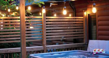 Wooded Retreat, Relaxing Hot Tub, Movie Night - Popcorn & Surround Sound, Pets!