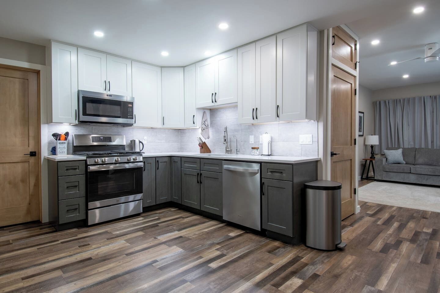 雪櫃、微波爐、焗爐、爐具