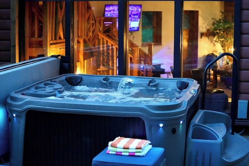 Pickleball Getaway, Corn Hole, Fire Pit, Hot Tub, Relaxing in Nature, Watch Deer