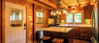 Log Cabin Oasis: Pickleball, Hot Tub, Deer, Corn Hole, Board Games, Arcade, Pets