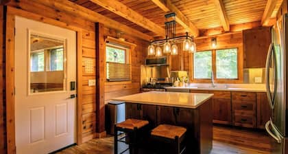 Log Cabin Oasis: Pickleball, Hot Tub, Deer, Corn Hole, Board Games, Arcade, Pets
