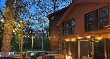 Relaxing Retreat: Hot Tub, Hot Cocoa, Fire Pit, Movie Night with Popcorn, Games