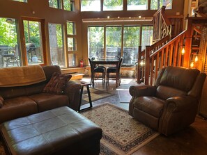 Smart TV, caminetto, videogiochi, libri