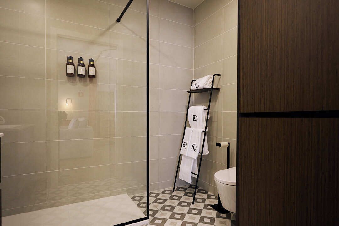 Douche, sèche-cheveux, serviettes fournies, savon