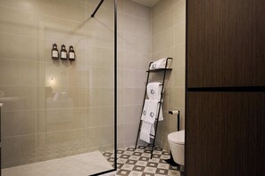 Regadera, secadora de cabello, toallas, jabón