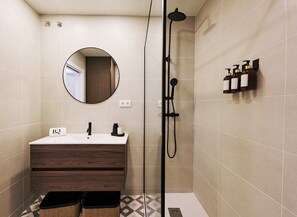 Douche, sèche-cheveux, serviettes fournies, savon