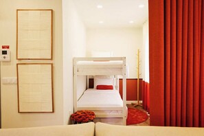 Tabla de planchar con plancha, internet y ropa de cama