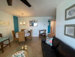 家庭公寓, 海洋景观 | 起居区 | 平板电视