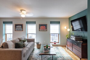 Smart TV, libros y estéreo