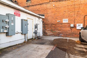 Property grounds - Cozy, stylish apartment in downtown La Crosse! (La Crosse)