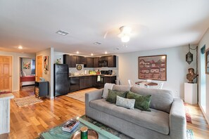 Smart TV, books, stereo - Cozy, stylish apartment in downtown La Crosse! (La Crosse)