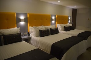 Quarto triplo família | Cofres nos quartos, espaço de trabalho para notebook